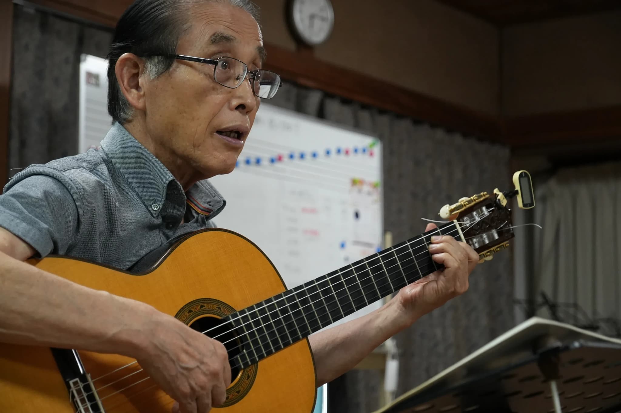 中西さんがギターを演奏