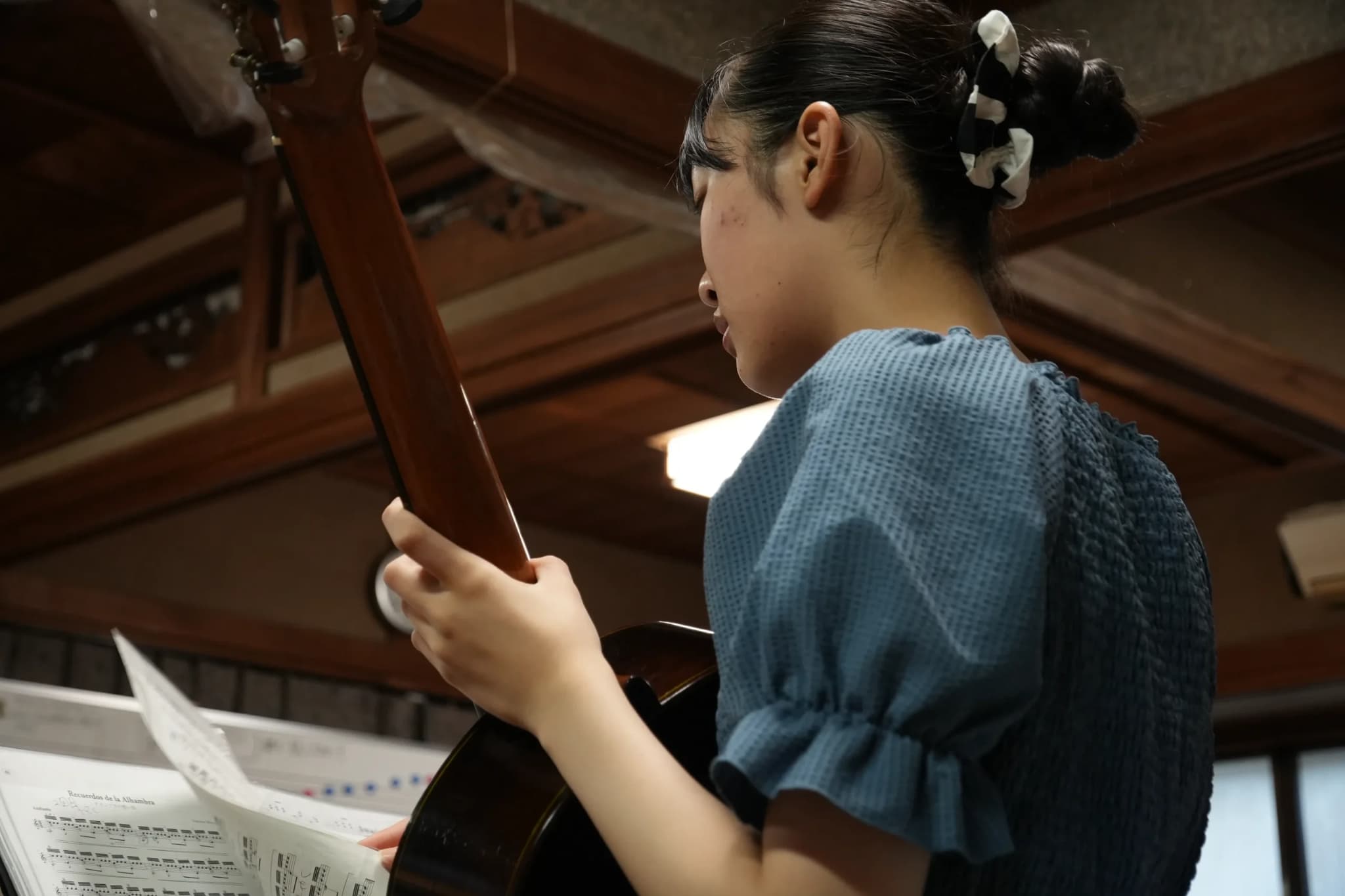 背中を向けて女性が演奏