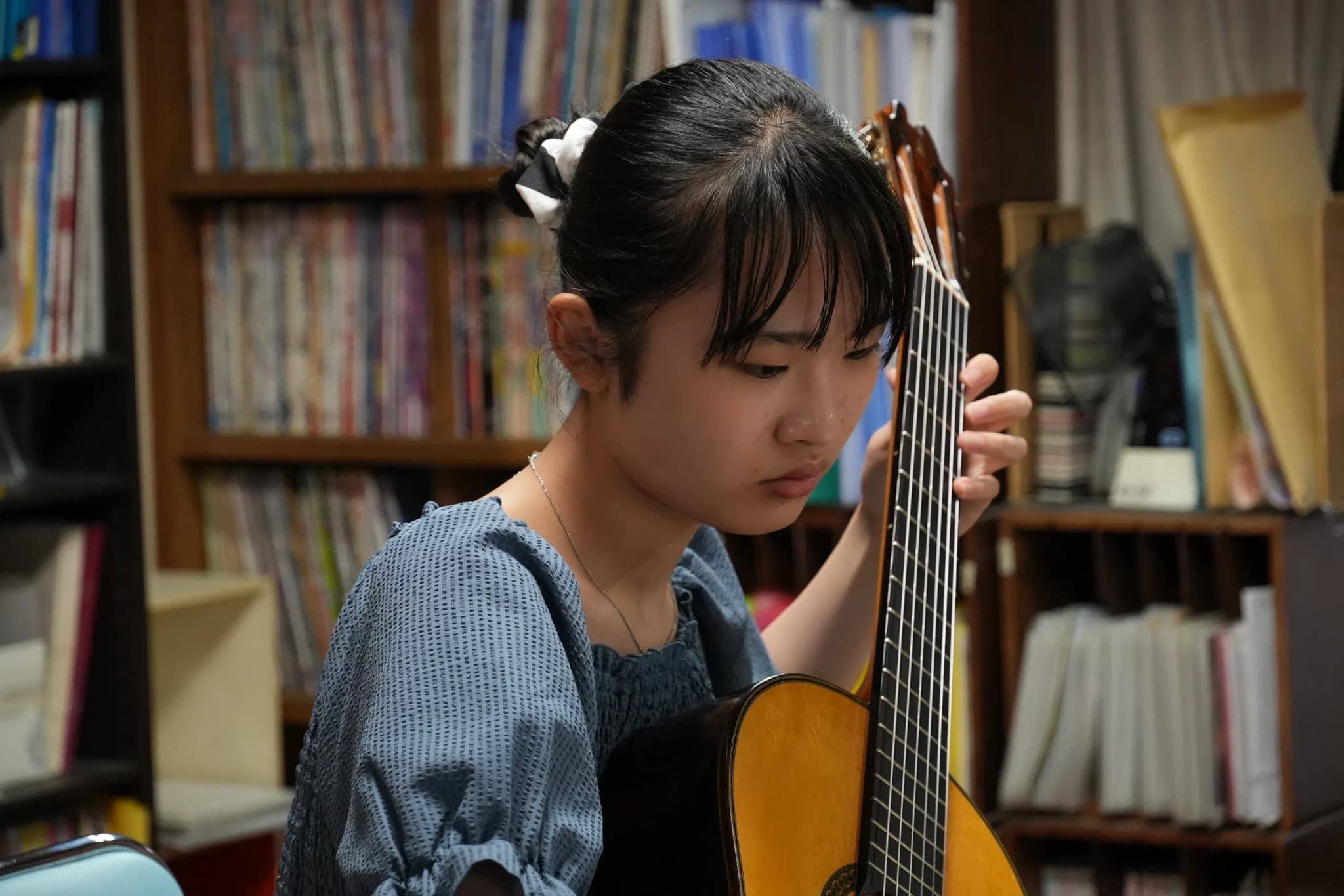 正面を向いて女性が演奏